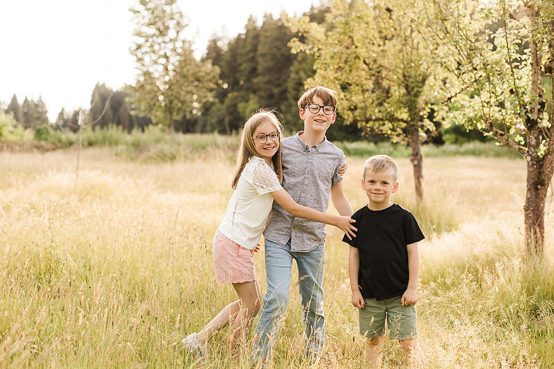 Family of 5 in the garden and field in Vancouver, WA