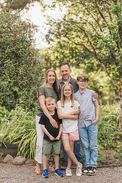 Family of 5 in the garden and field in Vancouver, WA