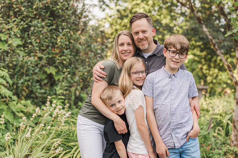 Family of 5 in the garden and field in Vancouver, WA