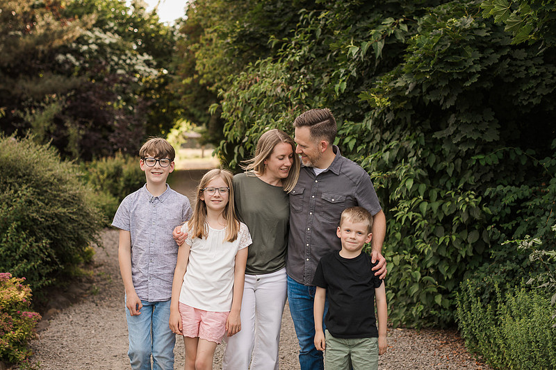 Family of 5 in the garden and field in Vancouver, WA