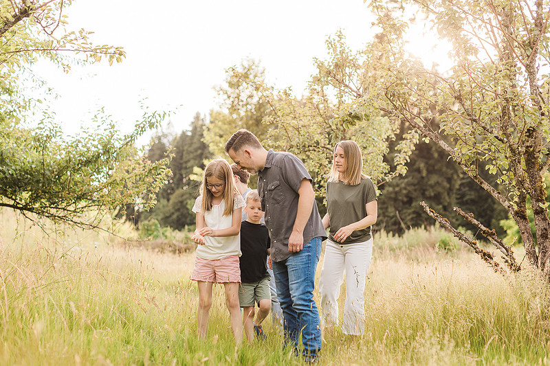 Family of 5 in the garden and field in Vancouver, WA