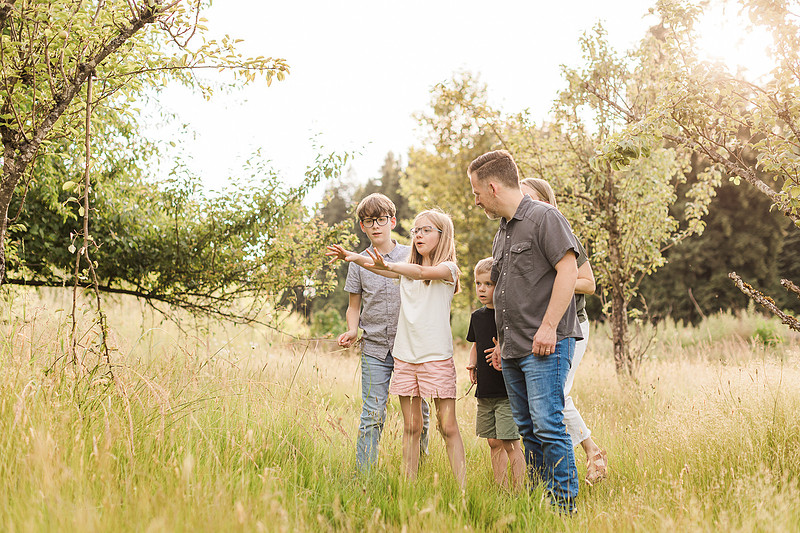 Family of 5 in the garden and field in Vancouver, WA