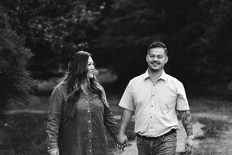 Family of 5 in a field in Vancouver, WA