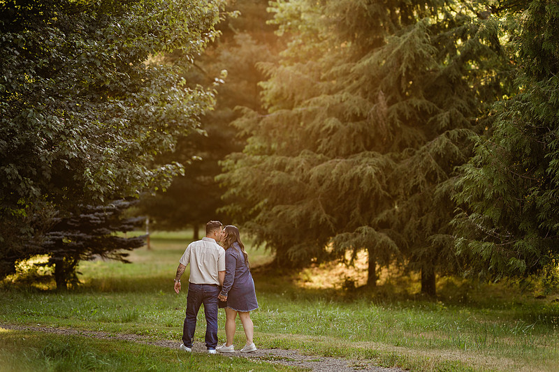 Family of 5 in a field in Vancouver, WA