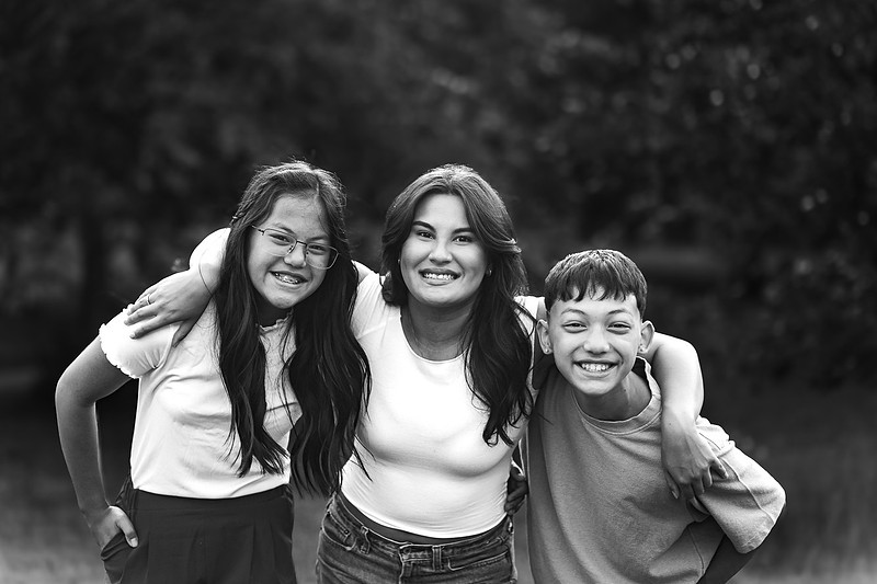 Family of 5 in a field in Vancouver, WA