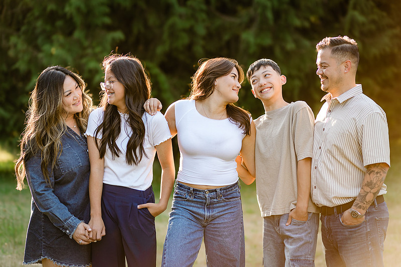 Family of 5 in a field in Vancouver, WA