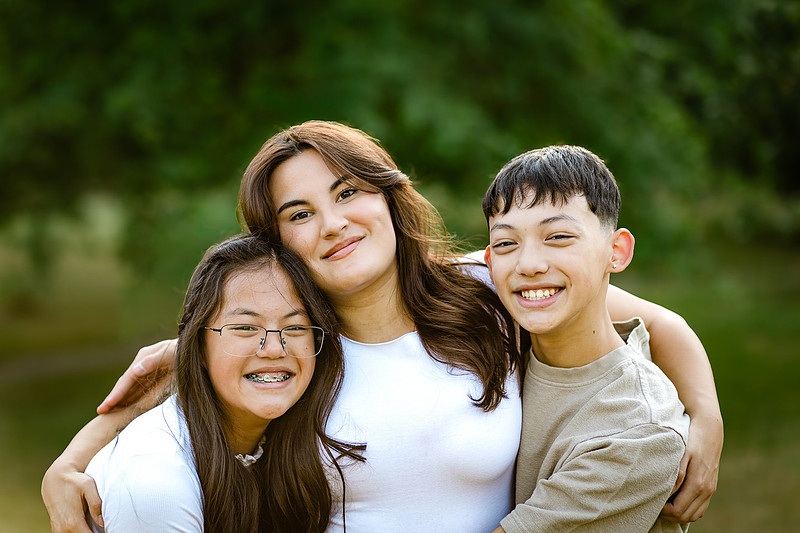 Family of 5 in a field in Vancouver, WA