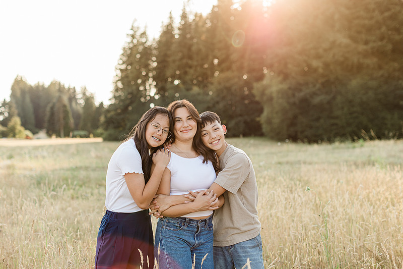 Family of 5 in a field in Vancouver, WA