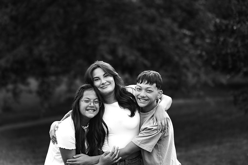 Family of 5 in a field in Vancouver, WA