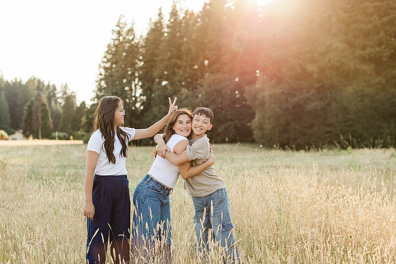 Family of 5 in a field in Vancouver, WA