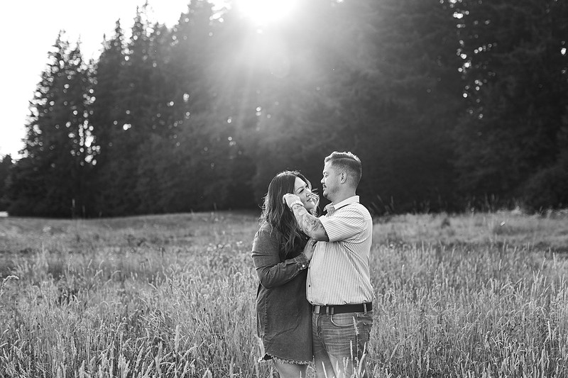 Family of 5 in a field in Vancouver, WA