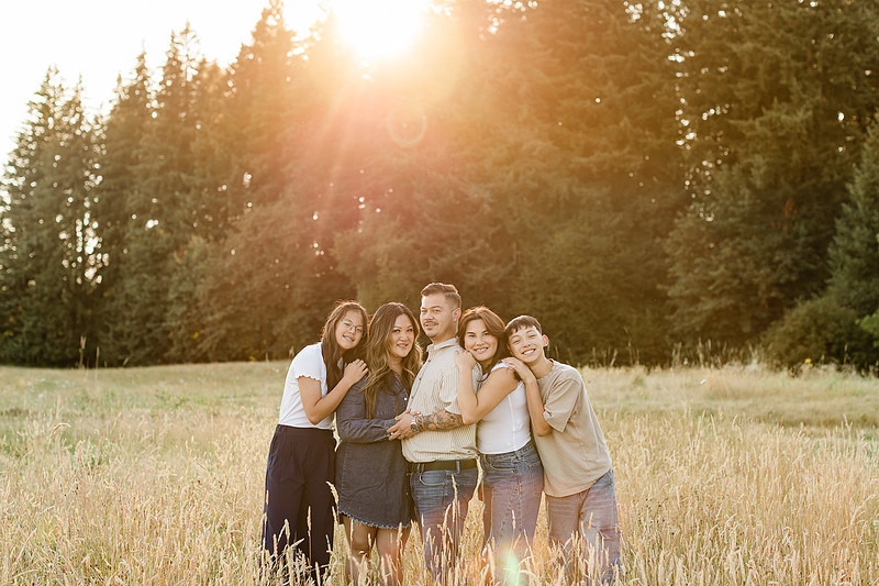 Family of 5 in a field in Vancouver, WA