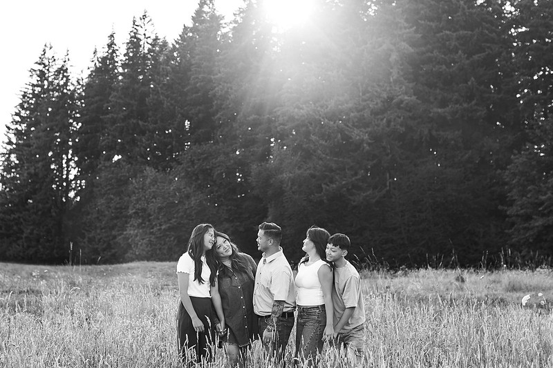 Family of 5 in a field in Vancouver, WA