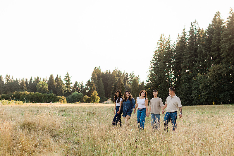 Family of 5 in a field in Vancouver, WA