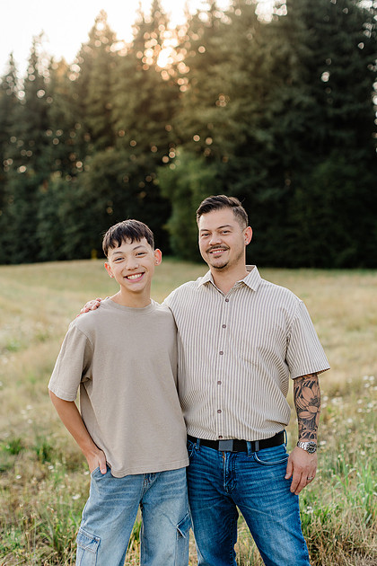Family of 5 in a field in Vancouver, WA