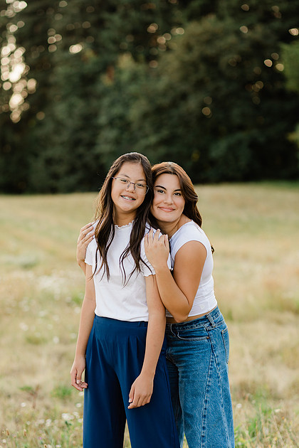 Family of 5 in a field in Vancouver, WA