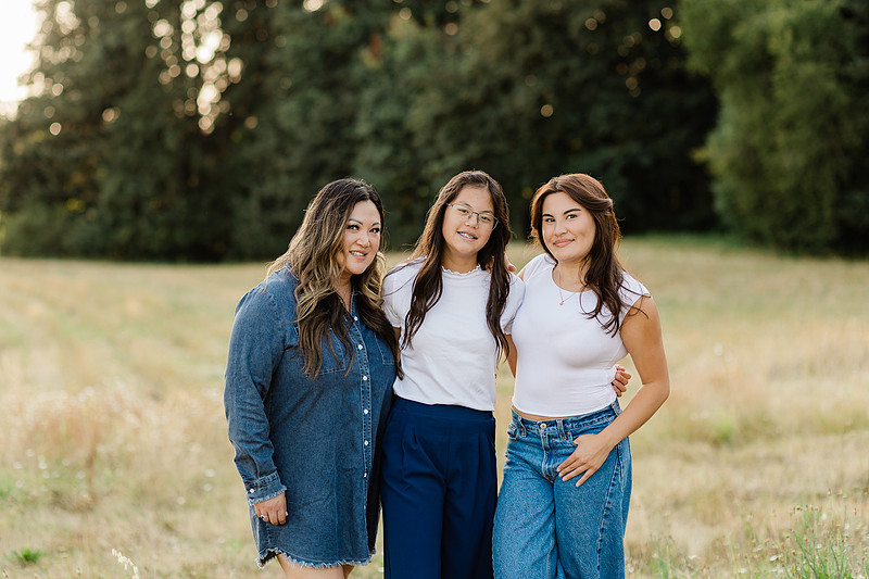 Family of 5 in a field in Vancouver, WA