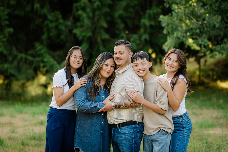 Family of 5 in a field in Vancouver, WA