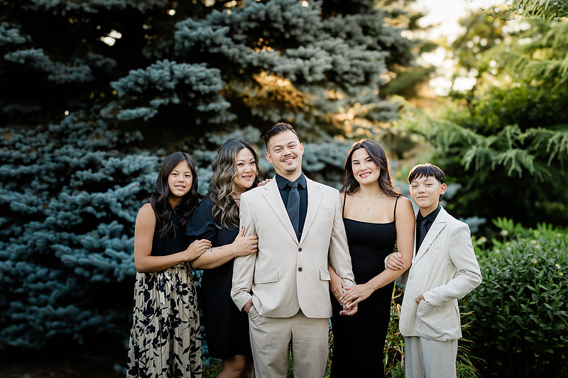 formal portraits of family of 5 in a garden