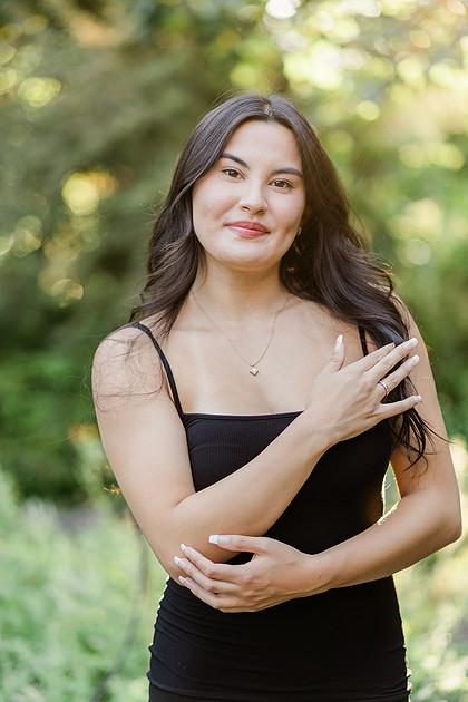 formal portraits of family of 5 in a garden