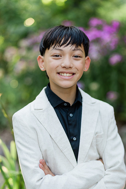 formal portraits of family of 5 in a garden
